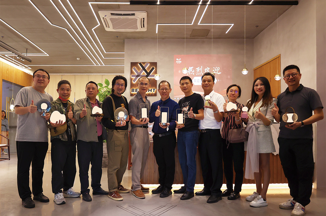 教導(dǎo)同學(xué)會前來參觀神話照明燈光展廳 
